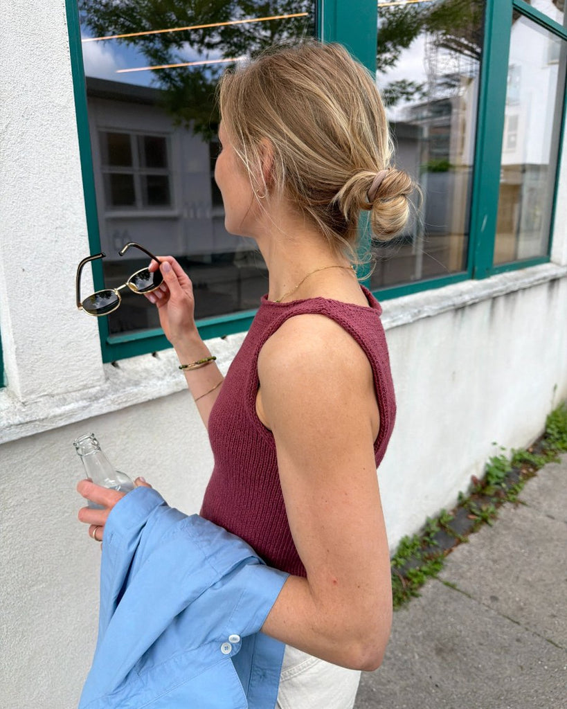 Kvinde iført rød Bea Top set fra siden
