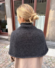 Kvinde iført grå Ivy Cape set bagfra