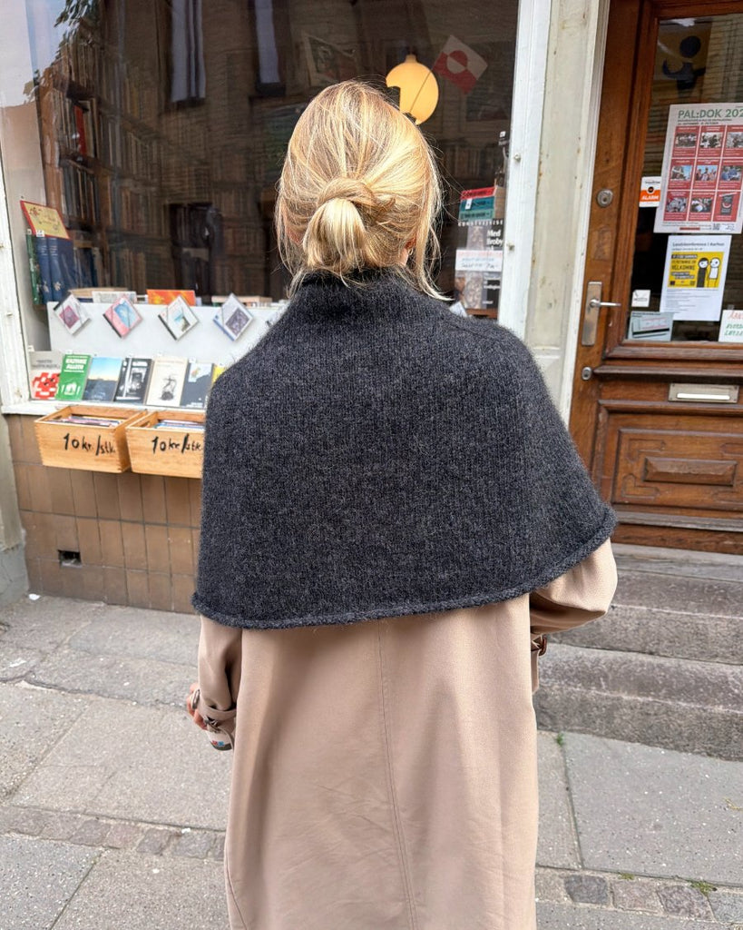Kvinde iført grå Ivy Cape set bagfra