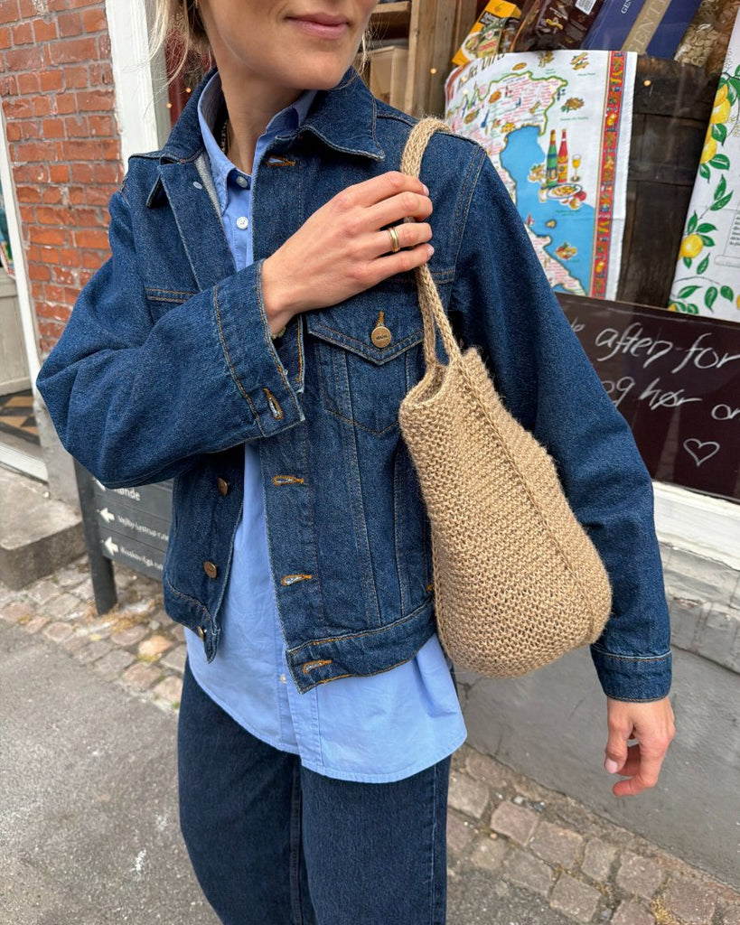 Kvinde med brun Julie Bag over skulderen