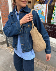 Kvinde med brun Julie Bag over skulderen