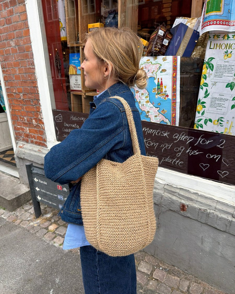 Kvinde med brun Julie Bag over skulderen
