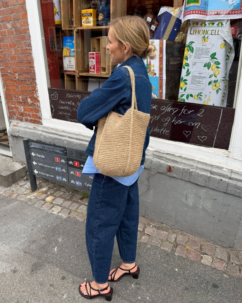 Kvinde med brun Julie Bag over skulderen