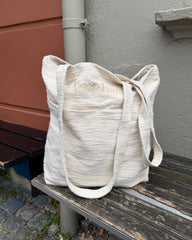 Knitter's Shopper Light i farven Cloud stående på bænk