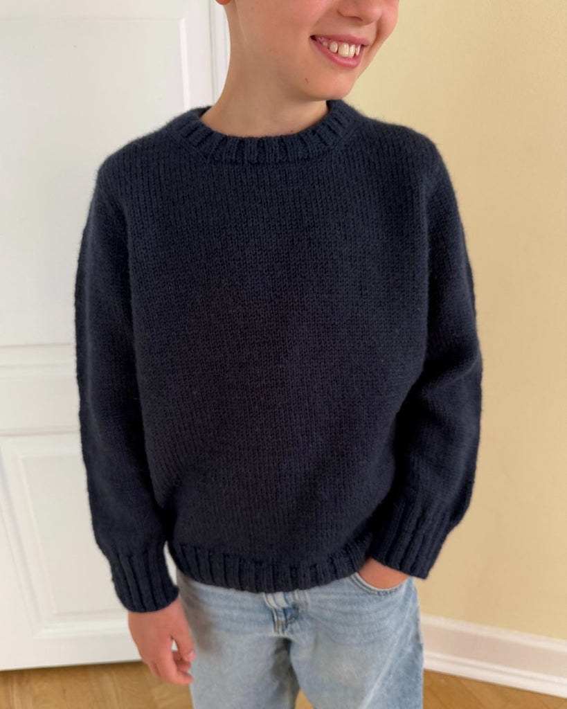 Dreng iført blå Niels Sweater Junior