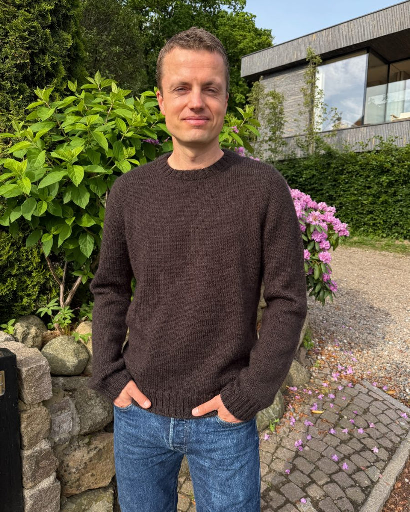 Mand iført brun Niels Sweater