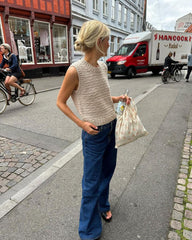 Kvinde iført beige Sille Slipover 
