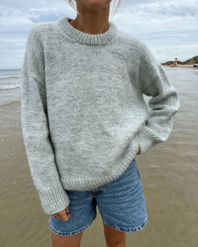 Kvinde iført lysegrå Sonja Sweater