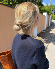 Kvinde iført blå Vega Sweater set bagfra