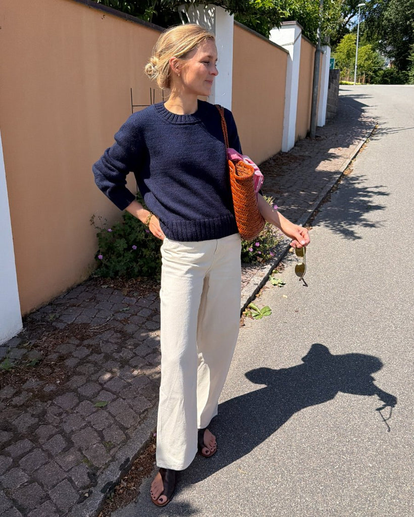 Kvinde iført blå Vega Sweater