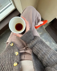 Closeup af kvinde med brun Agnete Cardigan 