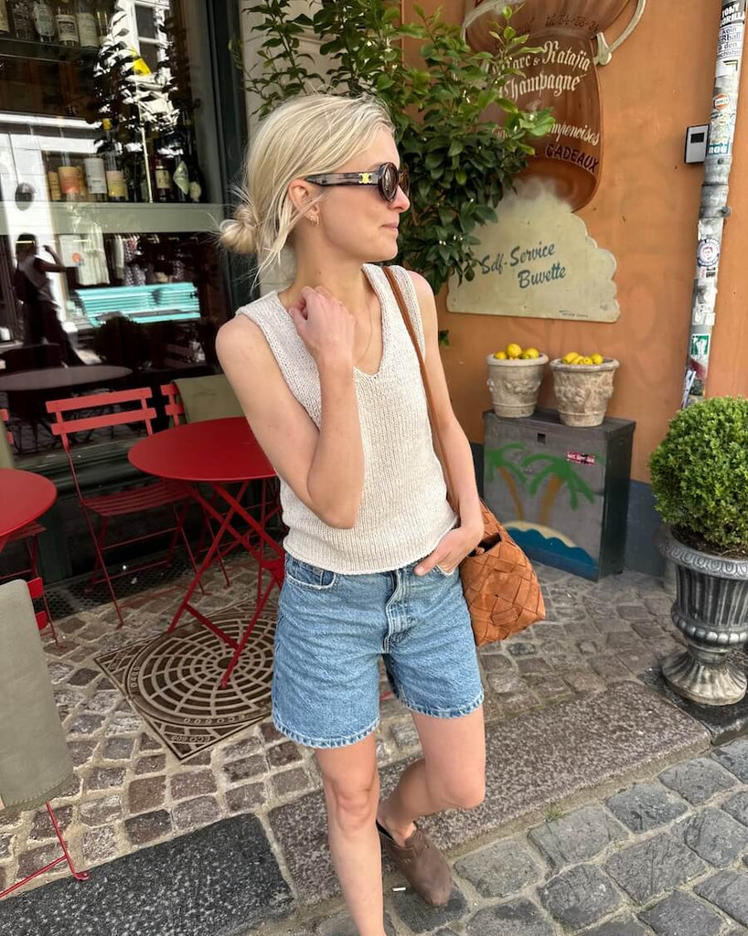 Kvinde iført hvid Alice Top 