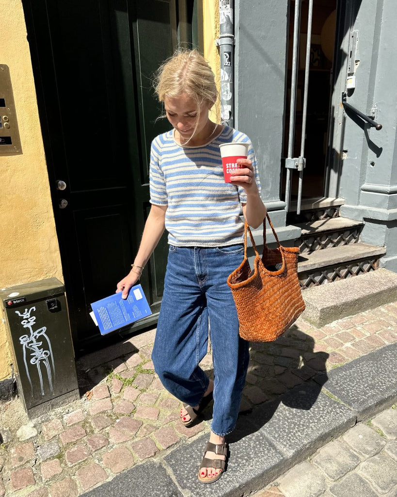 Kvinde iført blåstribet Amélie Tee