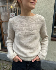 Kvinde iført grå Ankers Trøje – My Size 