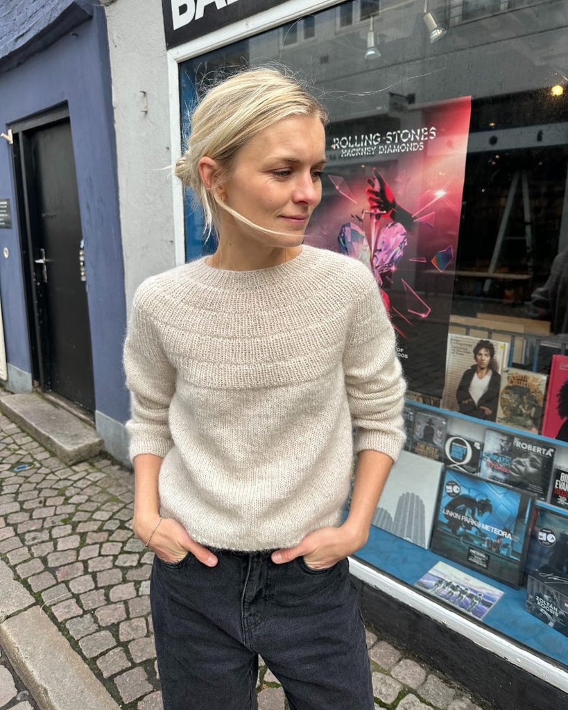 Kvinde iført grå Ankers Trøje – My Size 