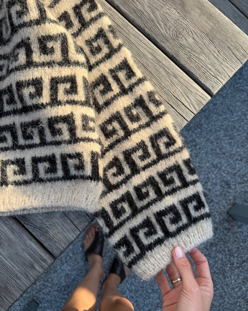 Athene Sweater liggende på bord