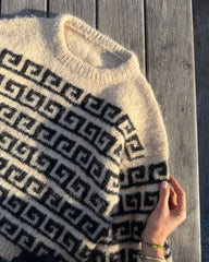 Athene Sweater liggende på bord