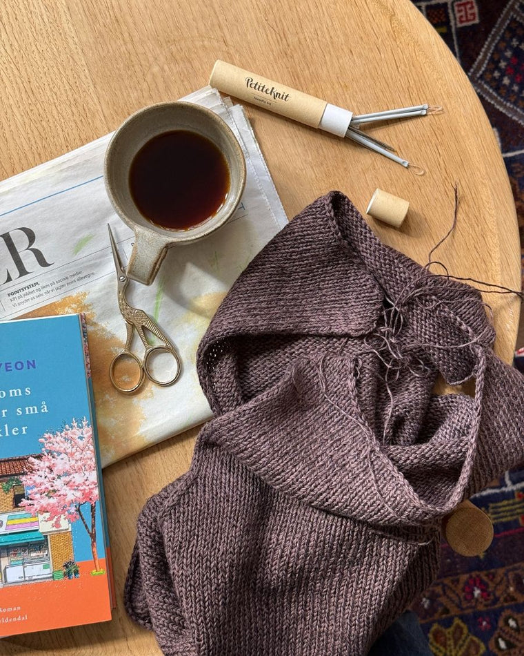 Nålesæt liggende i vindueskarm med Sophie Scarf