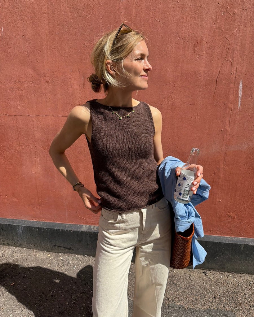 Kvinde iført brun Bea Top