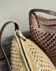Nærbillede af florence bag i natur og brun med lynlåse 28 cm