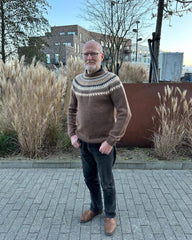 Mand iført Celeste Sweater Man i brunlige nuancer
