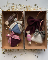 To kasser med blandede Christmas Bells, Christmas Caramels og en December Bow