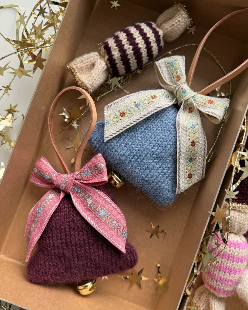 To Christmas Bells og en en Christmas Caramel sammen med lidt julepynt