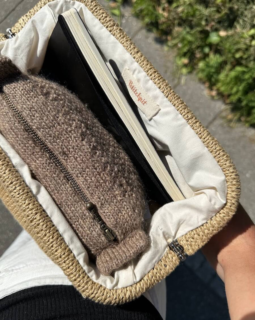 Closeup af åbenstående Cleo Clutch i camel