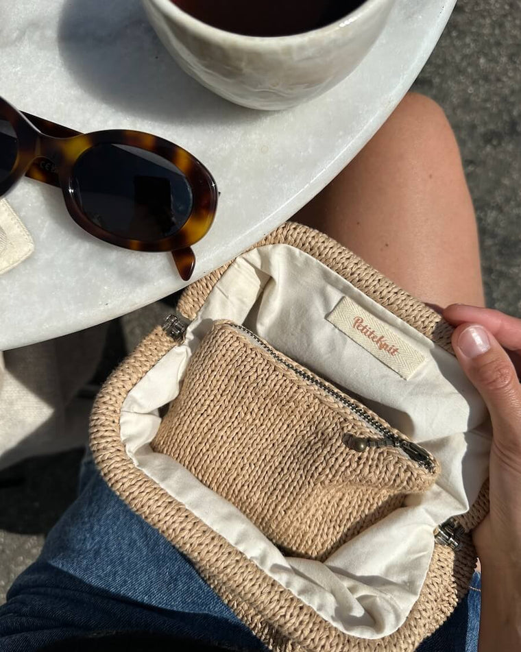 Closeup af åbenstående Cleo Clutch i camel