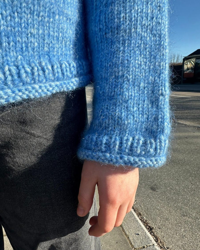 Closeup af blå Cloud Sweater Junior