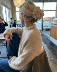 Kvinde iført beige Cloud Sweater