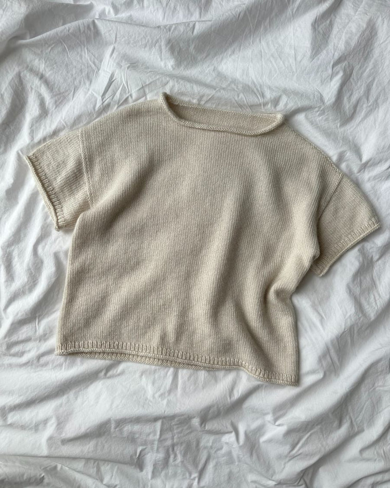 Kvinde iført hvid Cloud Tee 