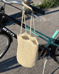 Hvid Como Bag hængende på cykel