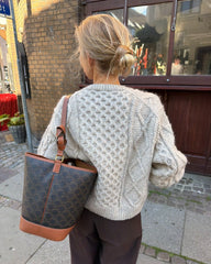 Kvinde iført grå Dagmar Jacket set bagfra