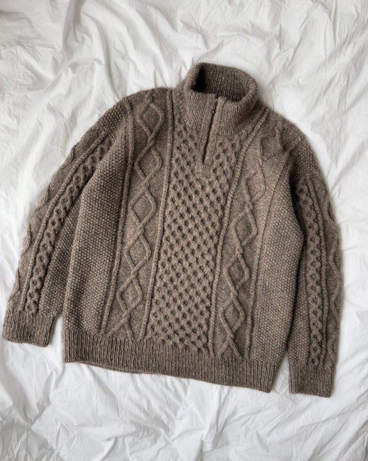 Closeup af hals og lynlås på blå Dagmar Zipper Sweater Man