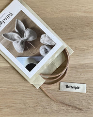 Læderhank til December bow i posemed postkort og petiteknit label