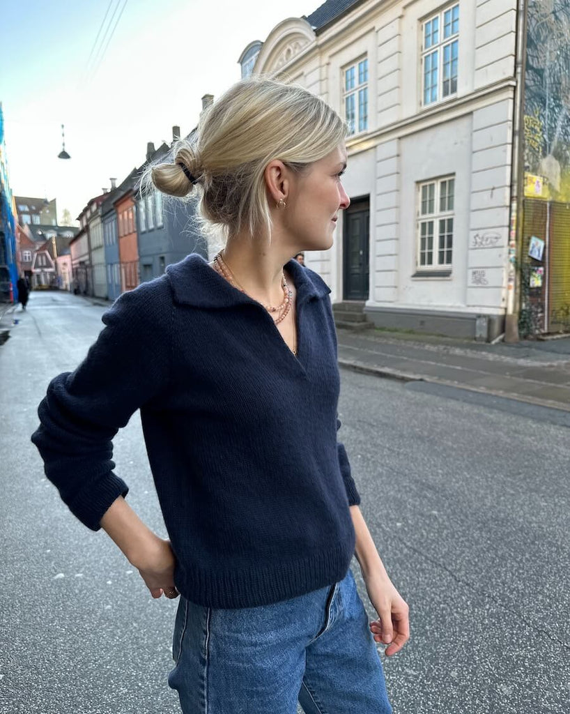 Kvinde iført blå Elisabeth Blouse 