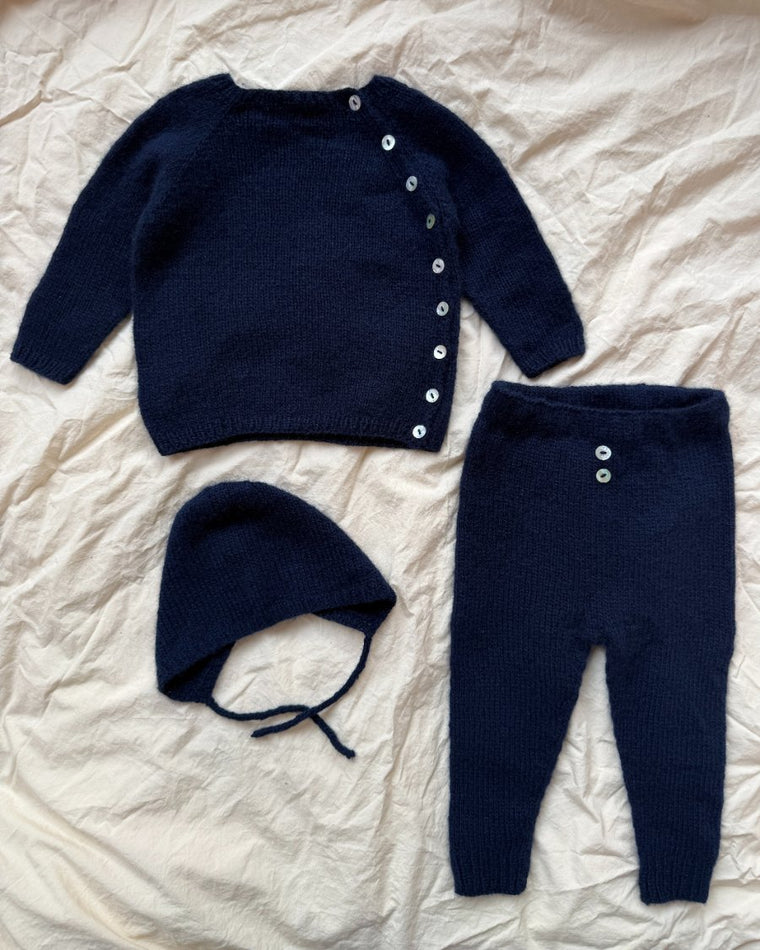 Baby iført hvidt Ellens Hentesæt