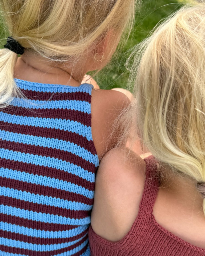 To piger i Emmy Top Junior set bagfra