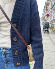 Mørkeblå eva cardigan med mørkebrune galalit knapper 25 mm