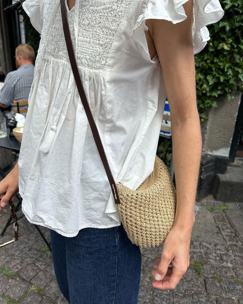 Dame med florence bag i lys og med mørk læderrem