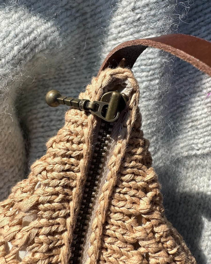 Florence bag med lynlås i sand på 28 cm