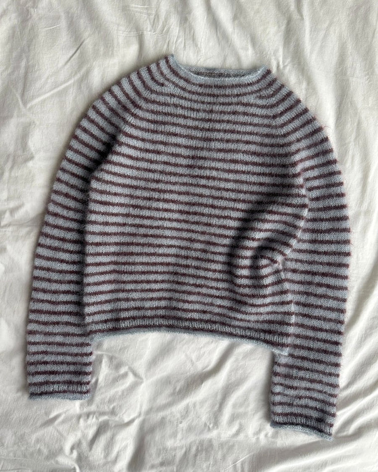 Closeup af kvinde iført blå og bordeaux Frankie Blouse