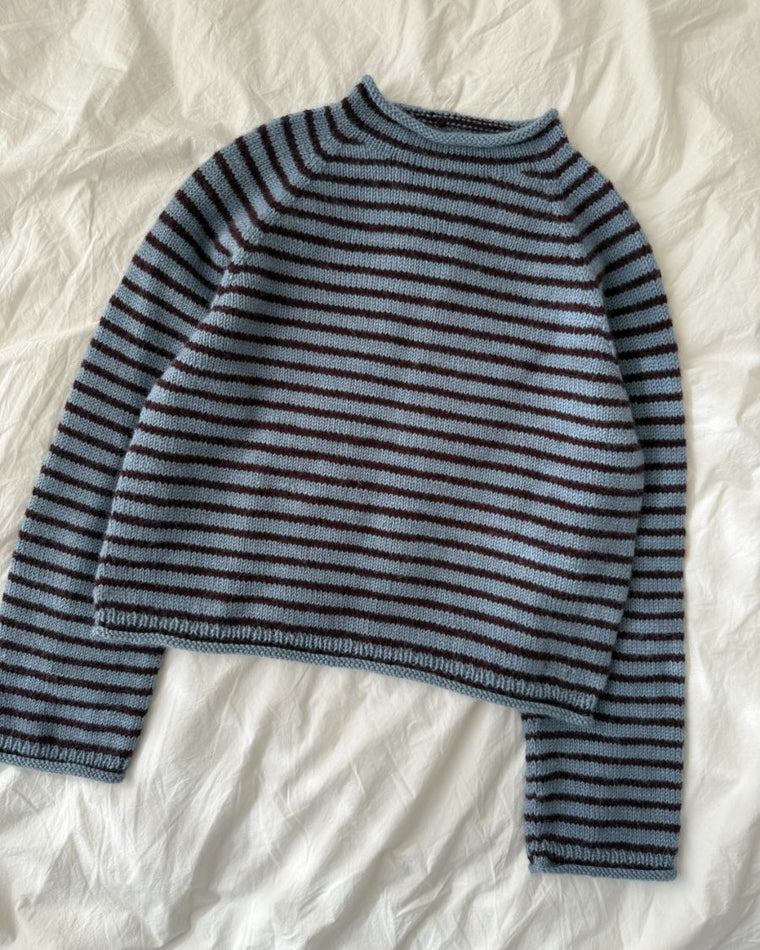 Kvinde iført beige og bordeaux Frankie Sweater
