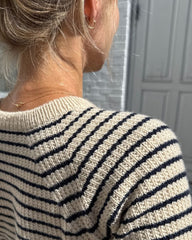 Closeup af skulderen på hvid og blå Friday Tee