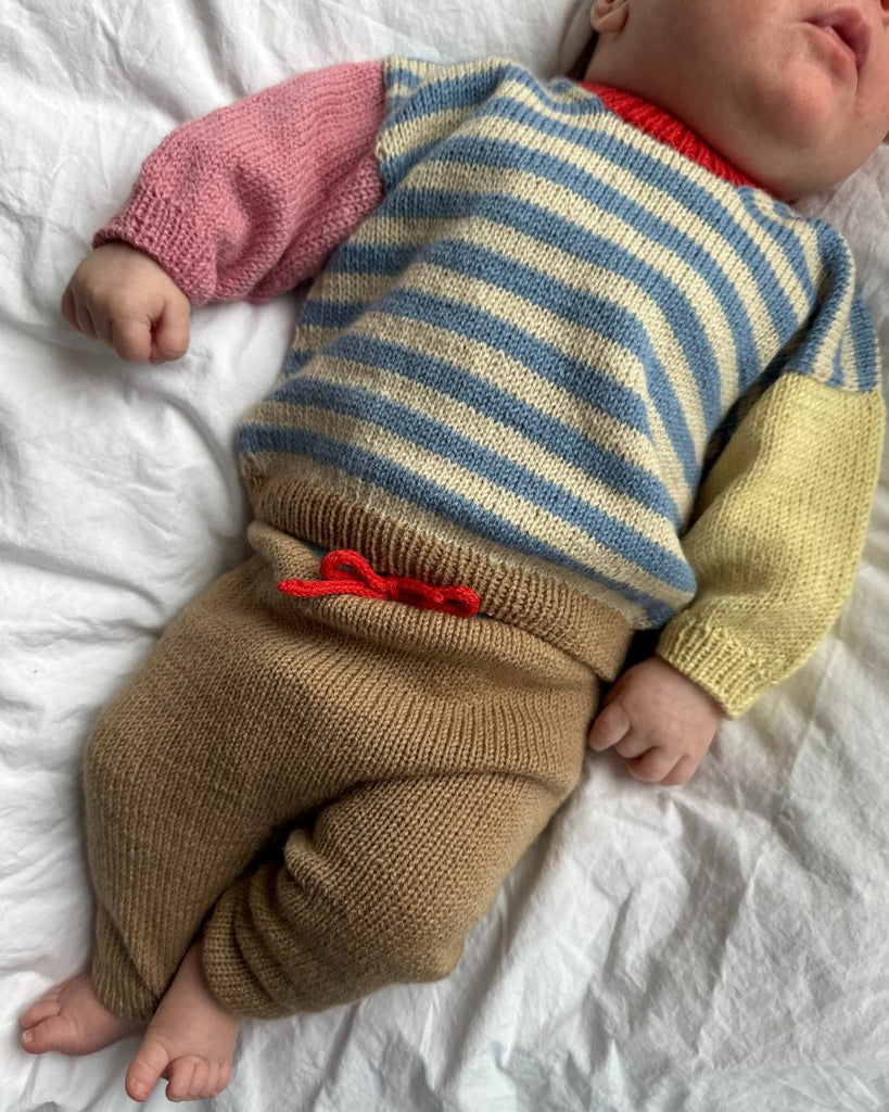 Barn iført flerfarvet Holger Baby Set 