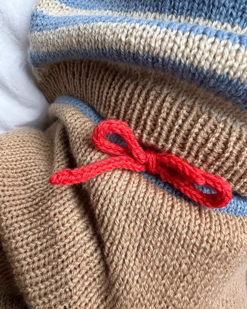 Closeup af barn iført flerfarvet Holger Baby Set 