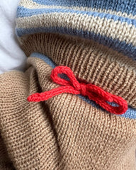 Closeup af barn iført flerfarvet Holger Baby Set 
