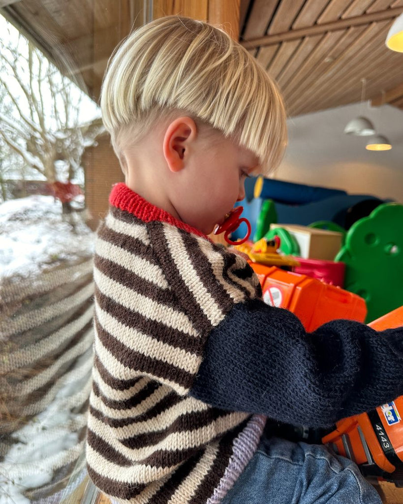 Barn iført flerfarvet Holger Sweater 