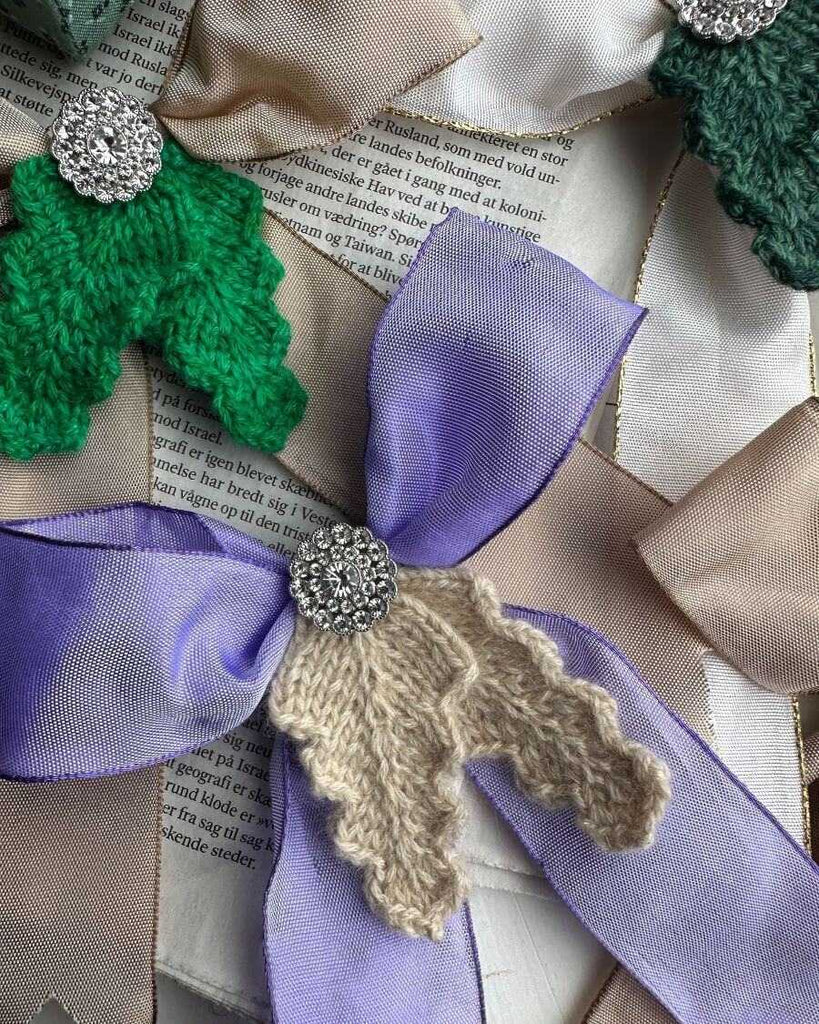 Liggende beige og grøn Holly Bow 